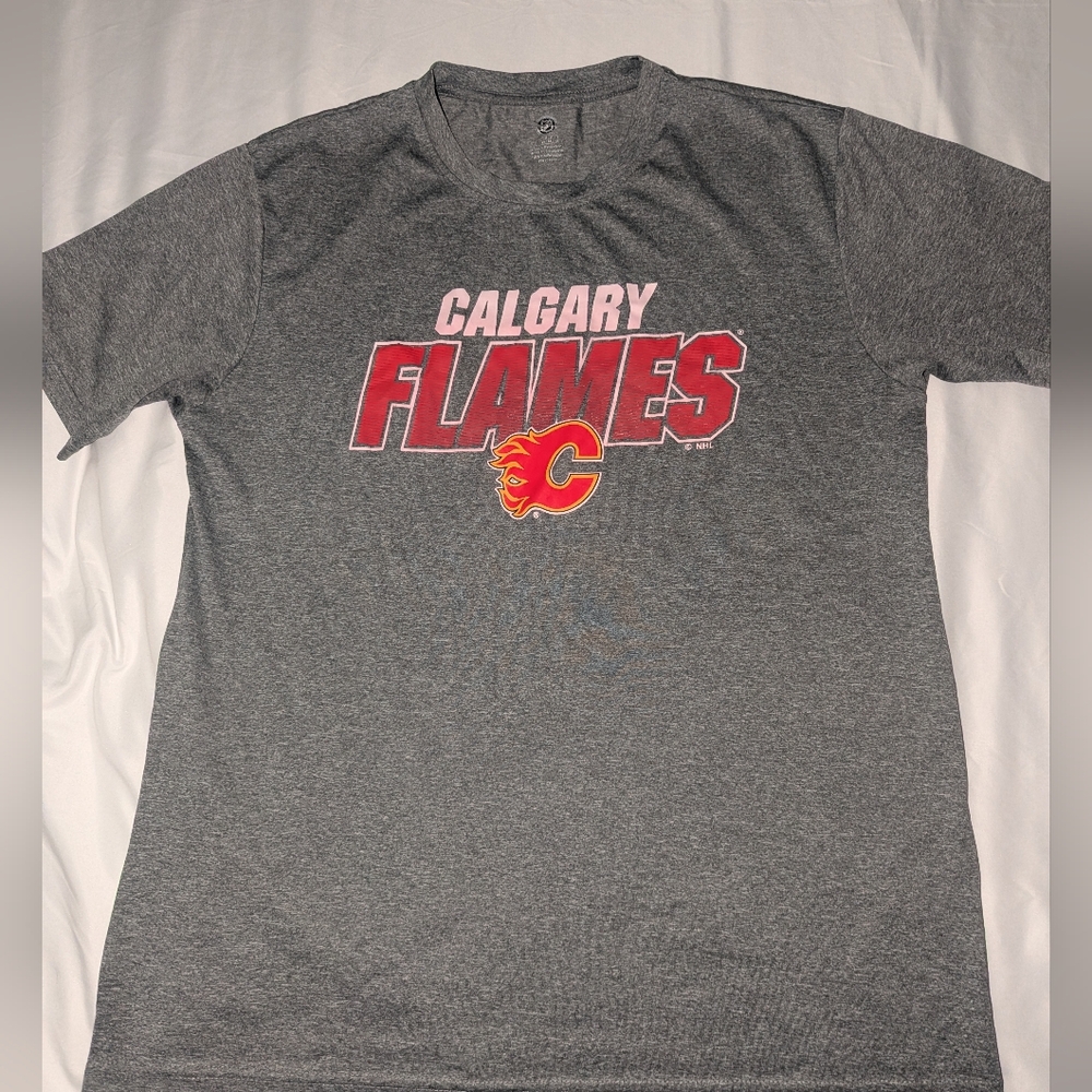 NHL Men's Large Calgary‎ Flames Gray Short Sleeve Graphic T-Shirt